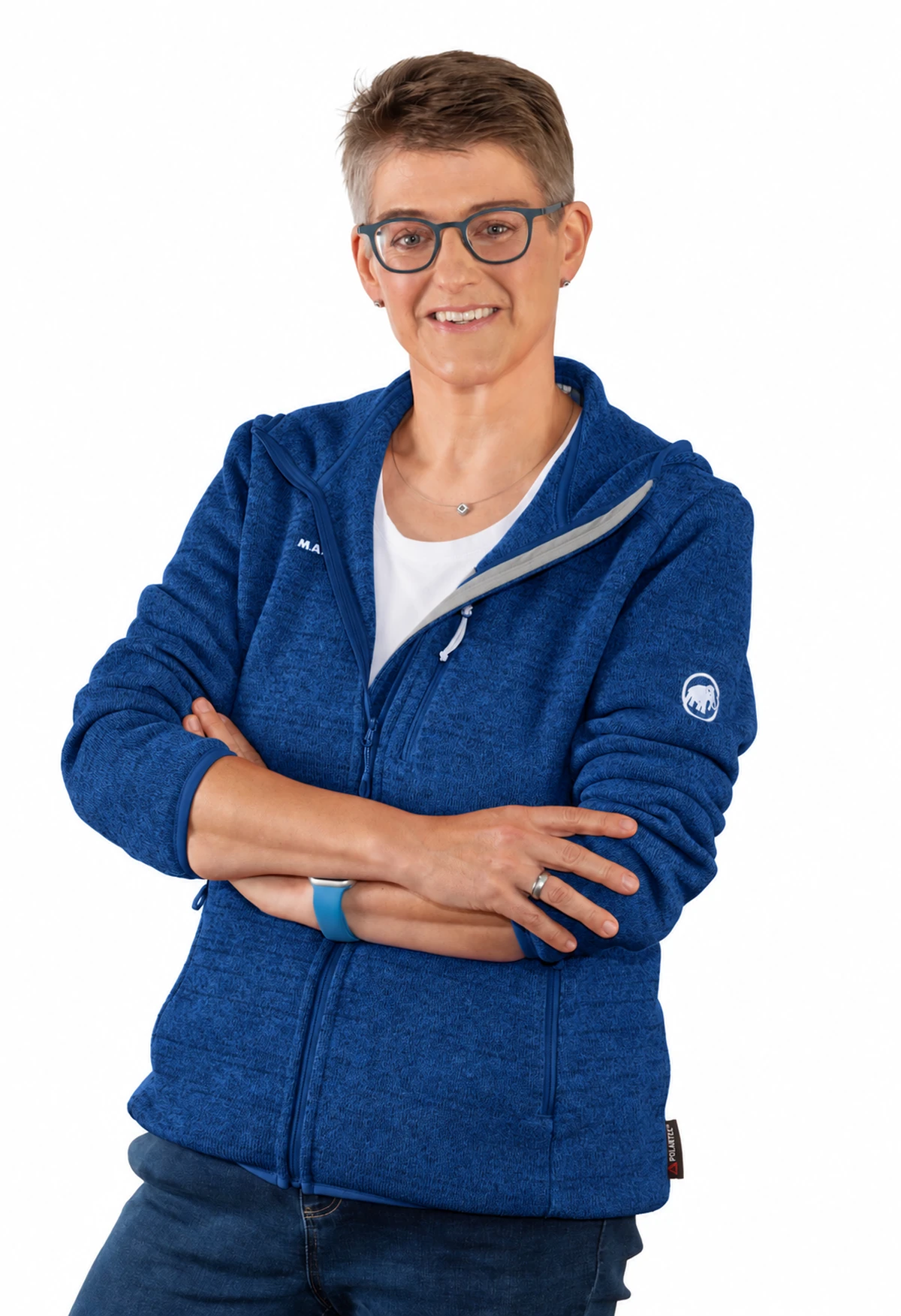 Wiebke Reerink lächelt mit verschränkten Armen in einer blauen Jacke.