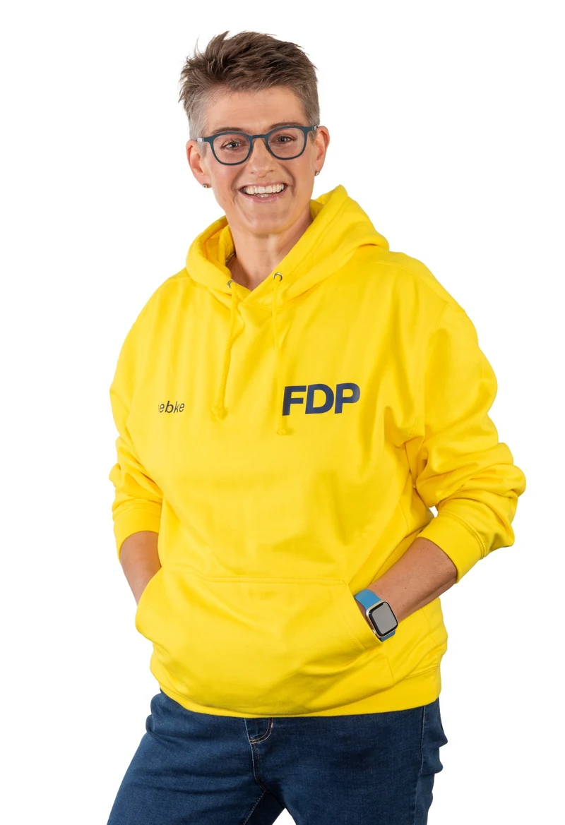 Wiebke Reerink im gelben FDP-Hoodie.