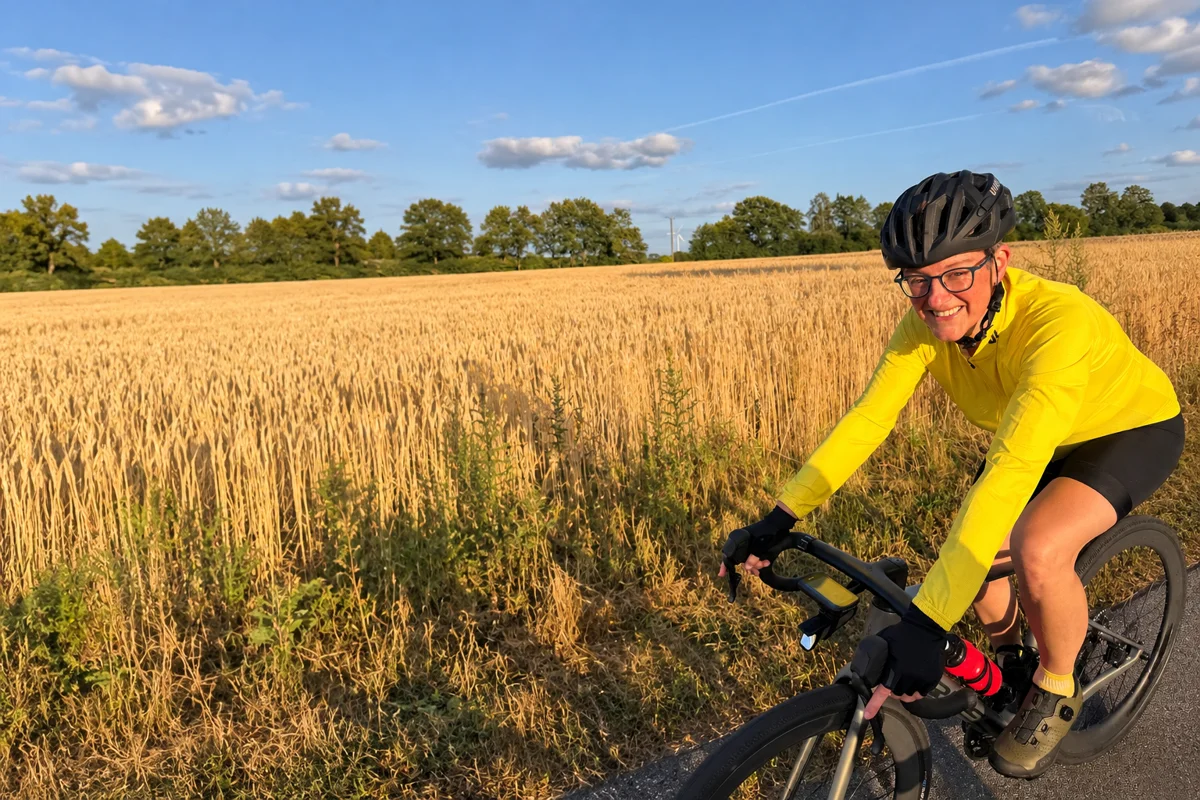 Wiebke Reerink mit Helm auf ihrem Rennrad neben einem Getreidefeld.